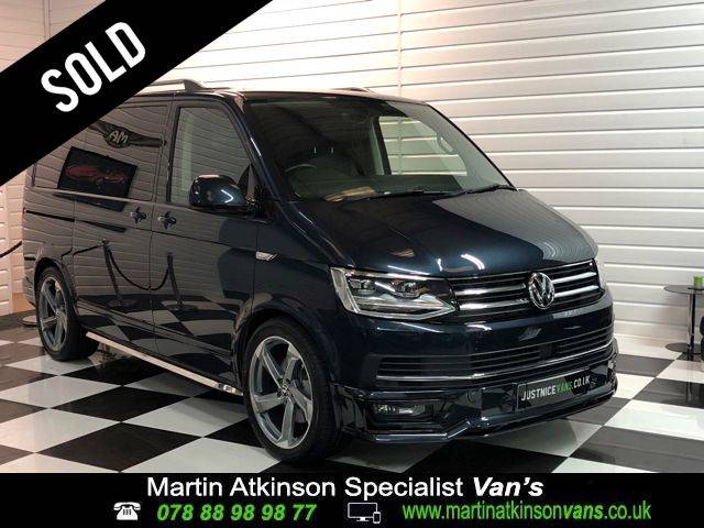 Volkswagen Caravelle 2.0 TSI 204ps Executive DSG SWB Minibus Petrol Starlight Blue