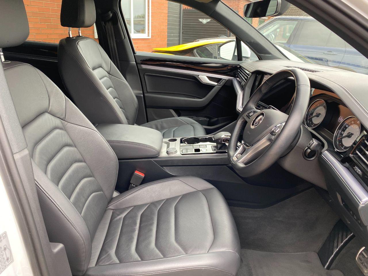 Volkswagen Touareg 3.0 V6 TDi R-Line 4Motion 231BHP Automatic Estate Diesel Candy White