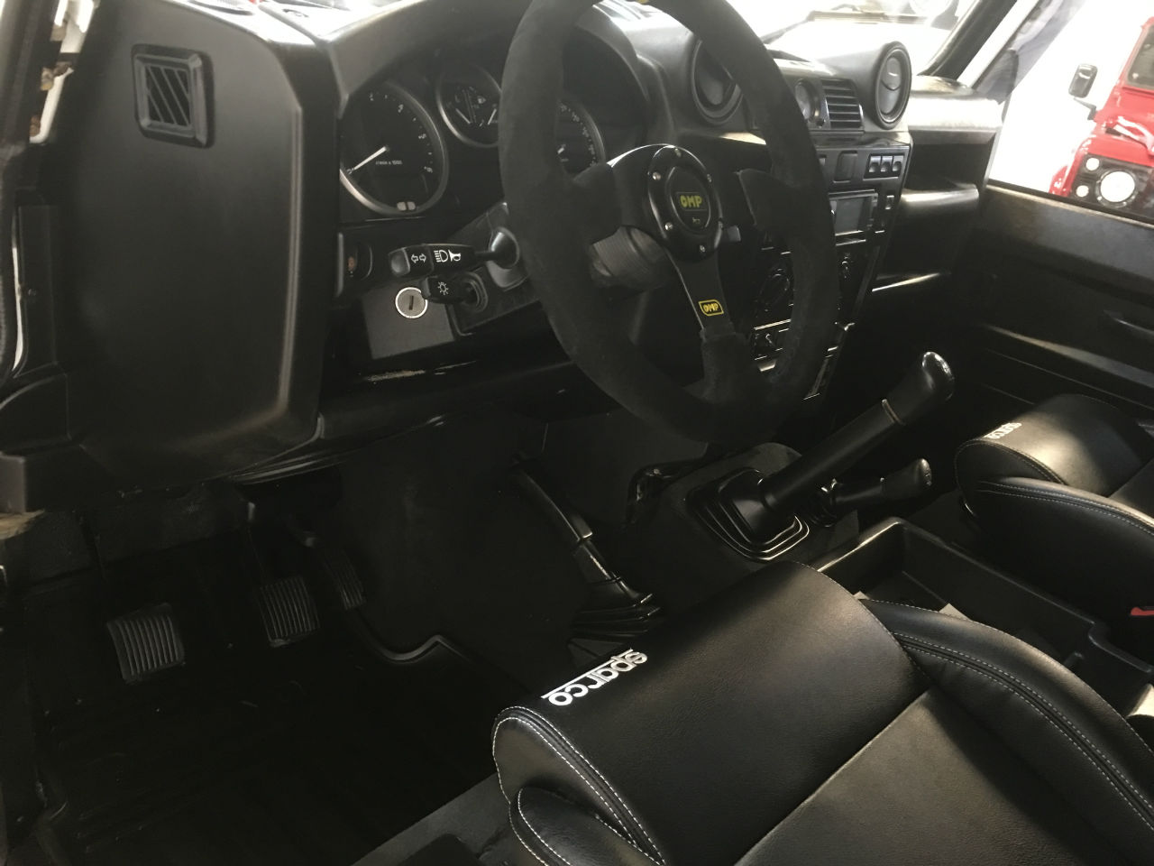 Land Rover Defender Defender 110 LHD (Left Hand Drive) 2.4 TDCi Station Wagon 7 Seater 5dr Estate Diesel Fuji White