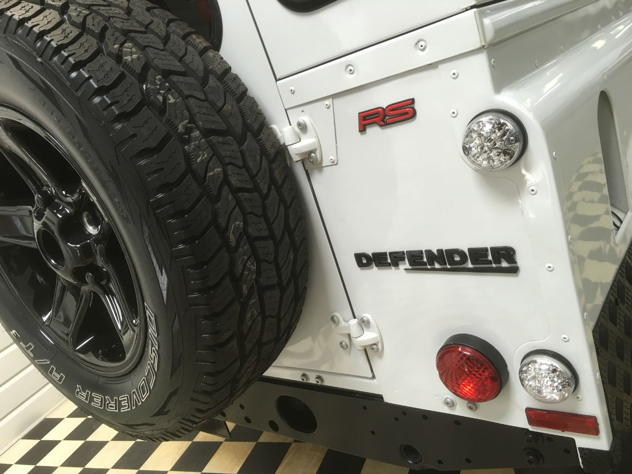 Land Rover Defender Defender 110 LHD (Left Hand Drive) 2.4 TDCi Station Wagon 7 Seater 5dr Estate Diesel Fuji White