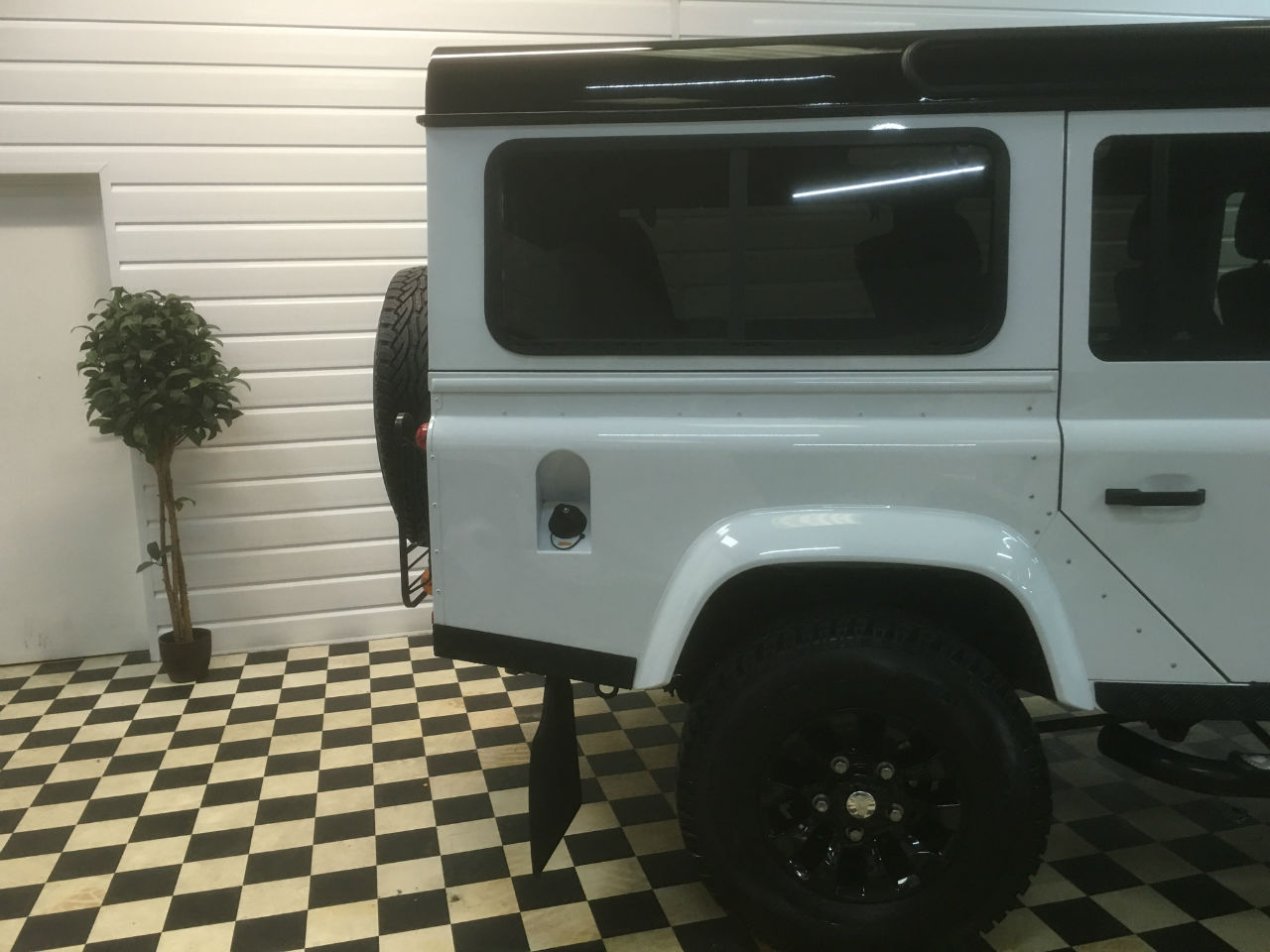 Land Rover Defender XS Station Wagon 2.2 TDCi 7 Seater Four Wheel Drive Diesel Fuji White