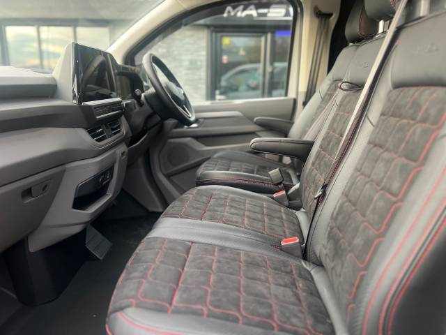 2025 Volkswagen Transporter 2.0 TDI 150 Commerce Pro Kombi Van 4MOTION Auto