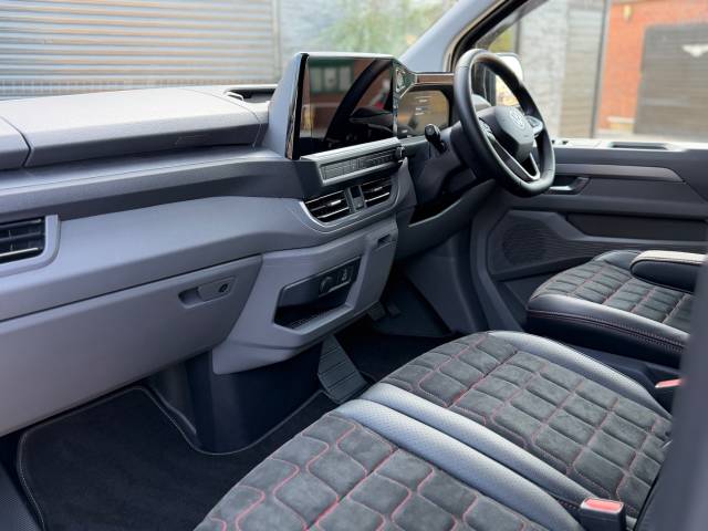 2025 Volkswagen Transporter 2.0 TDI 150 Commerce Pro Kombi Van 4MOTION Auto
