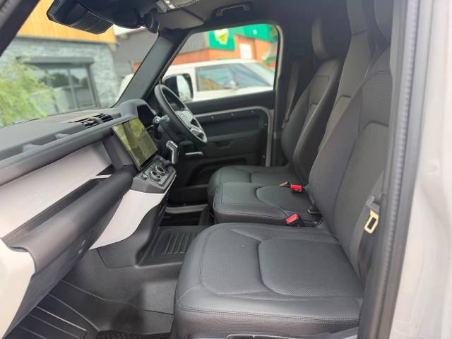 2026 Land Rover Defender 0.0 2026MY Defender 110 3.0 D250 S MHEV Hard Top SUV Auto Commercial MA-SV Styling Pack - 2026 (26)
