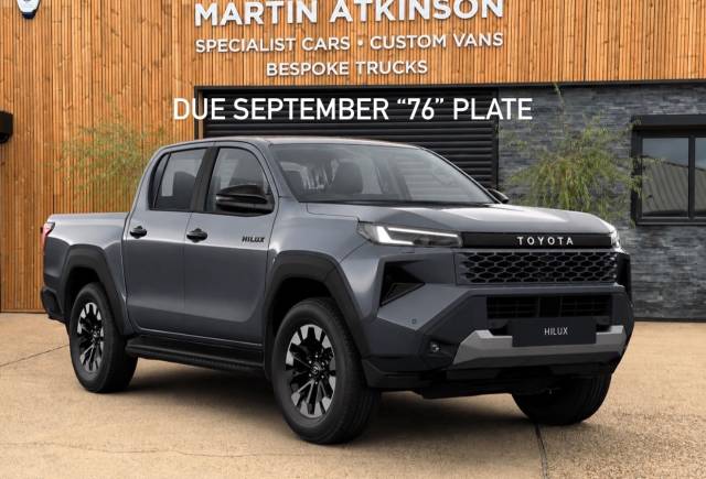 Toyota Hilux 2.8 D-4D-h Invincible Auto AWD Euro 6 4dr Pick Up Diesel / Electric Hybrid Decuma Grey