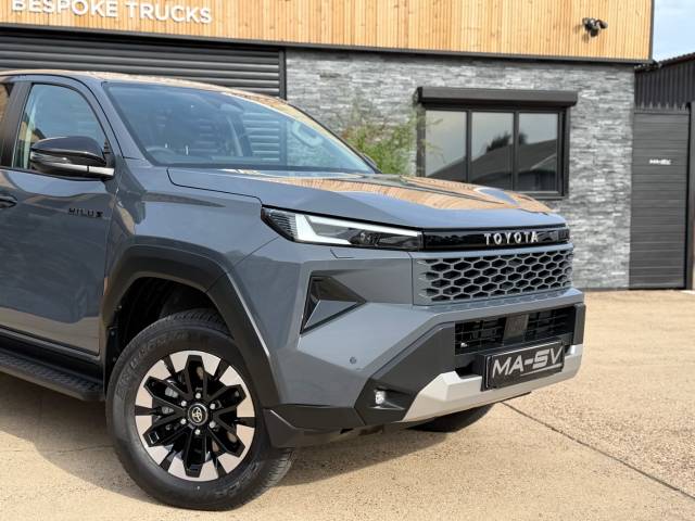 2026 Toyota Hilux 2.8 D-4D-h Invincible Auto AWD Euro 6 4dr