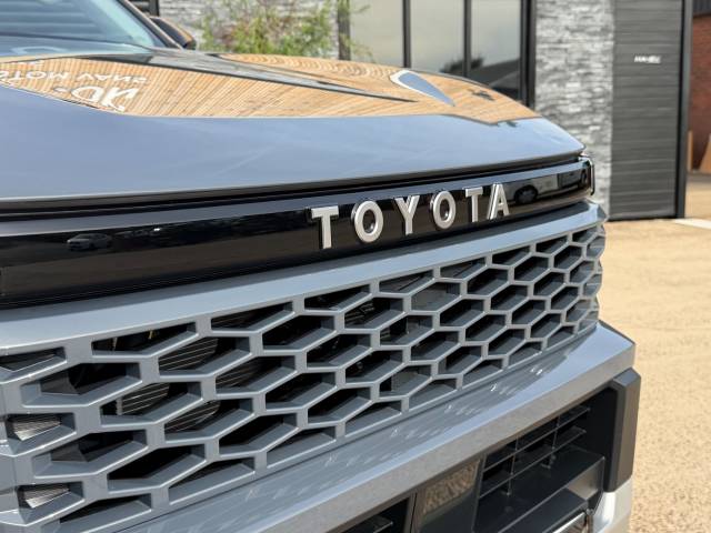2026 Toyota Hilux 2.8 D-4D-h Invincible Auto AWD Euro 6 4dr
