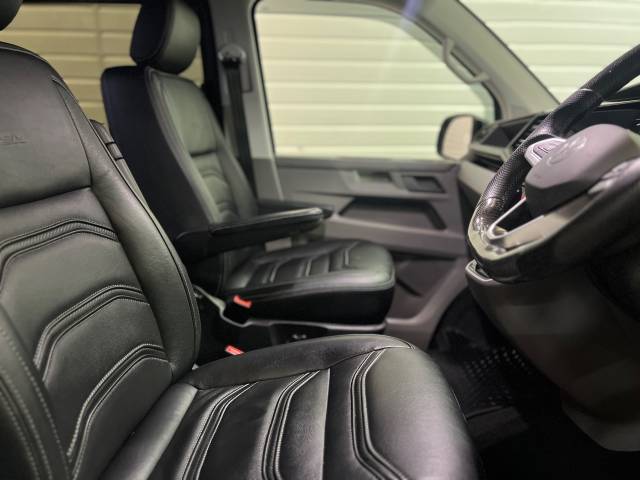 2022 Volkswagen Transporter 2.0 BiTDI 204 Highline Kombi Van 4MOTION DSG