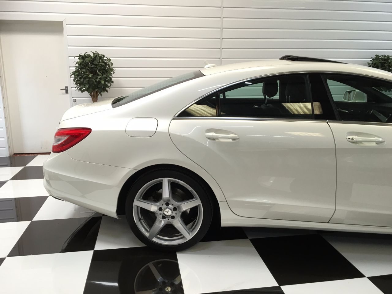 Mercedes-Benz CLS 3.0 CLS350 V6 CDI BlueEFFICIENCY AMG Sport 4dr Tip Auto Coupe Diesel Diamond White Pearl Metallic