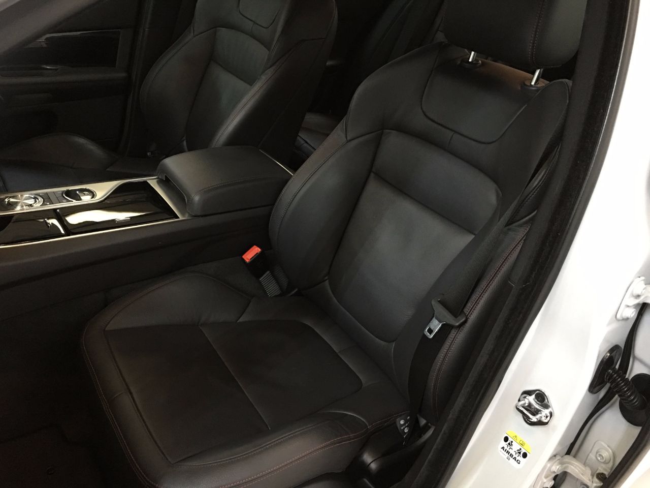Jaguar XF 3.0d V6 R-Sport Black LE 4dr Auto 240BHP~BIG SPEC~ Saloon Diesel Glacier White