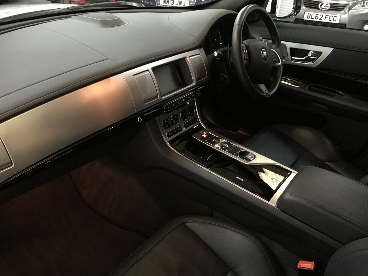 Jaguar XF 3.0d V6 R-Sport Black LE 4dr Auto 240BHP~BIG SPEC~ Saloon Diesel Glacier White