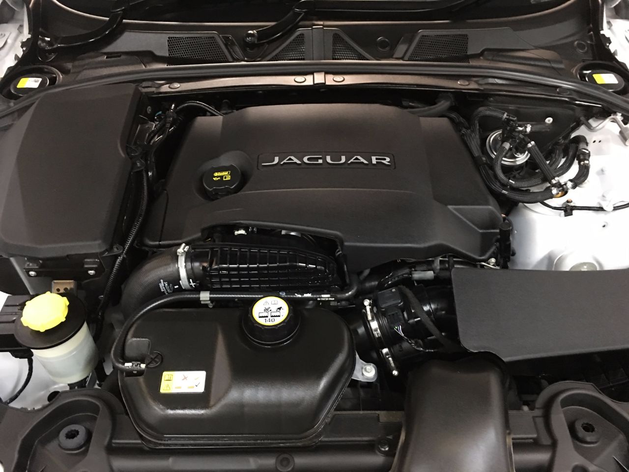 Jaguar XF 3.0d V6 R-Sport Black LE 4dr Auto 240BHP~BIG SPEC~ Saloon Diesel Glacier White