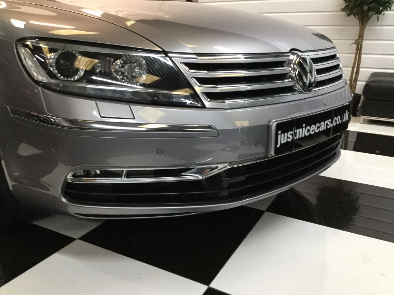 Volkswagen Phaeton 3.0 V6 TDI 4MOTION 4X4 4dr Auto Saloon Diesel Tempest Silver Grey