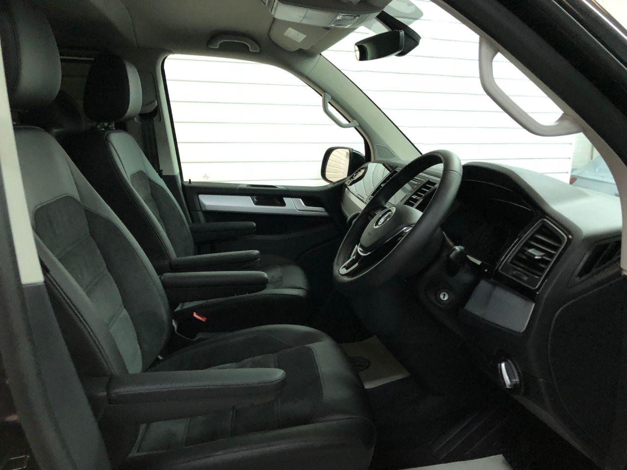 Volkswagen Caravelle 2.0 TSi BlueMotion Tech 204BHP Executive 5dr DSG Petrol Minibus Petrol Deep Black Pearl