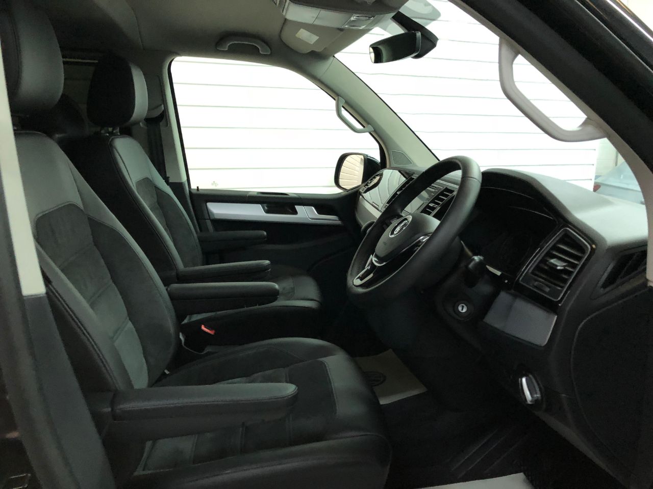 Volkswagen Caravelle 2.0 TSi BlueMotion Tech 204BHP Executive 5dr DSG Petrol Minibus Petrol Deep Black Pearl