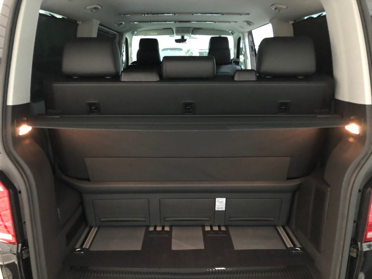 Volkswagen Caravelle 2.0 TSi BlueMotion Tech 204BHP Executive 5dr DSG Petrol Minibus Petrol Deep Black Pearl