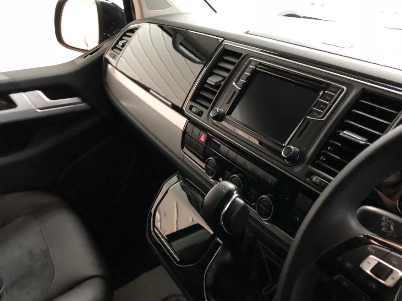 Volkswagen Caravelle 2.0 TSi BlueMotion Tech 204BHP Executive 5dr DSG Petrol Minibus Petrol Deep Black Pearl
