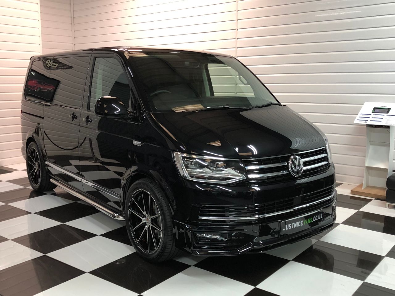 Volkswagen Caravelle 2.0 TSi BlueMotion Tech 204BHP Executive 5dr DSG Petrol Minibus Petrol Deep Black Pearl