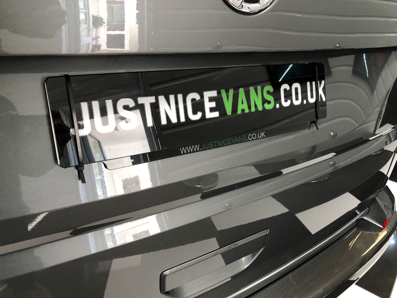 Volkswagen Caravelle 2.0 TDI BlueMotion Tech 150 Executive 5dr DSG Minibus Diesel Indium Grey
