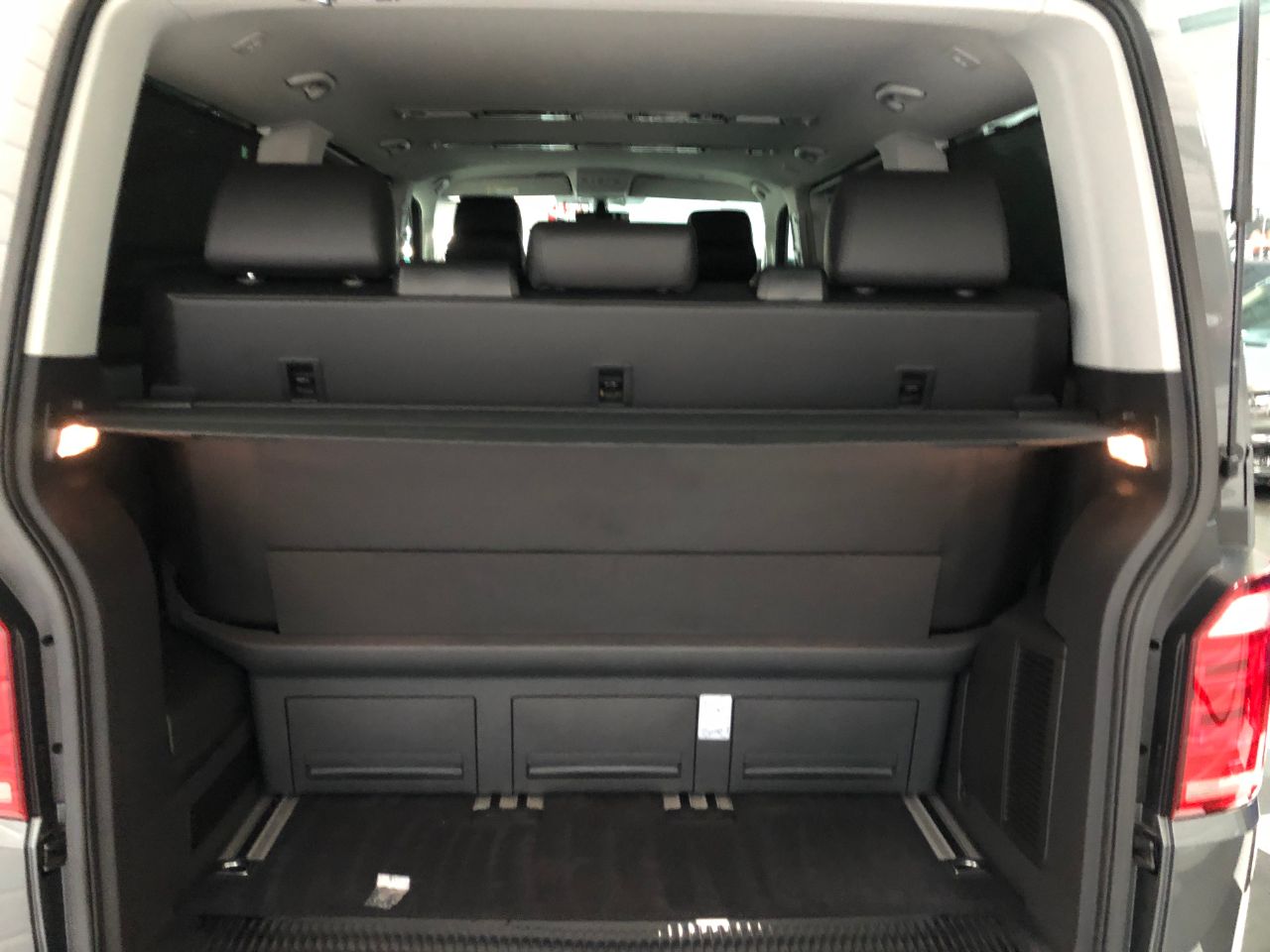 Volkswagen Caravelle 2.0 TDI BlueMotion Tech 150 Executive 5dr DSG Minibus Diesel Indium Grey