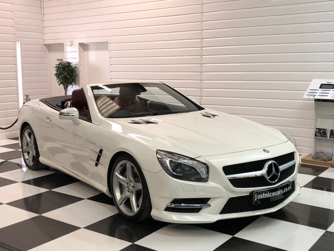 Mercedes-Benz SL Class SL 500 4.7 V8 Auto Convertible Petrol Diamond White Metallic