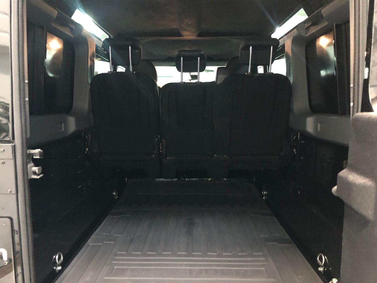 Land Rover Defender 110 XS Utility 2.2 TDCi 5 Seater Manual Diesel Combi Van Diesel Santorini Black