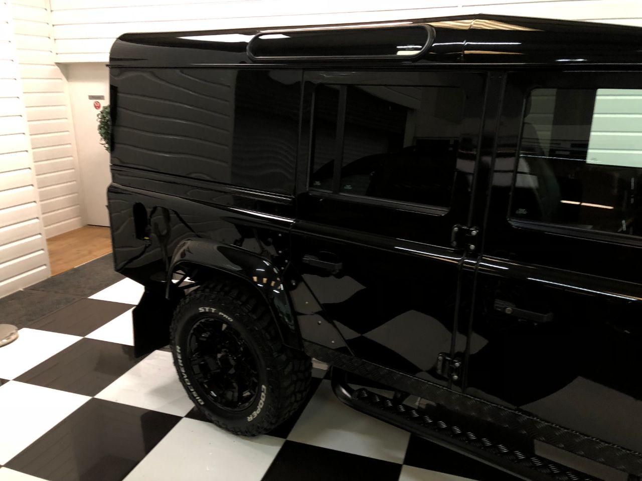 Land Rover Defender 110 XS Utility 2.2 TDCi 5 Seater Manual Diesel Combi Van Diesel Santorini Black