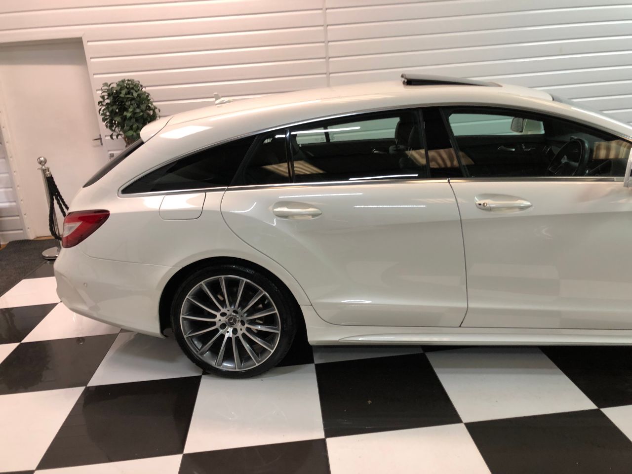 Mercedes-Benz CLS CLS 350 3.0 V6 AMG Line Premium 5dr 9G-Tronic Estate Diesel Designo Diamond White Metallic
