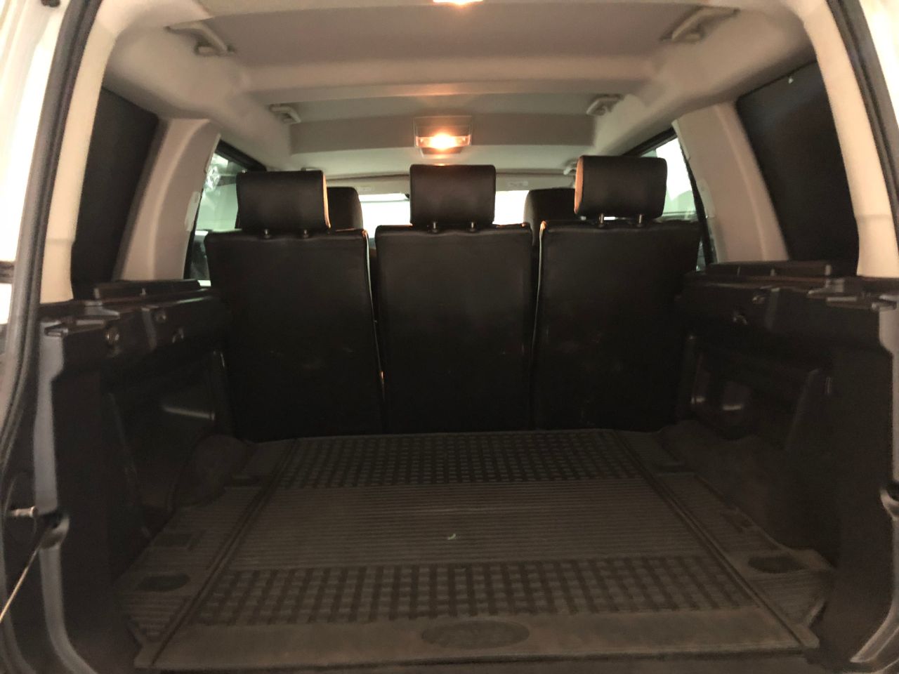 Land Rover Discovery 3.0 SE Commercial SDV6 Auto Panel Van Diesel Glacier White Metallic